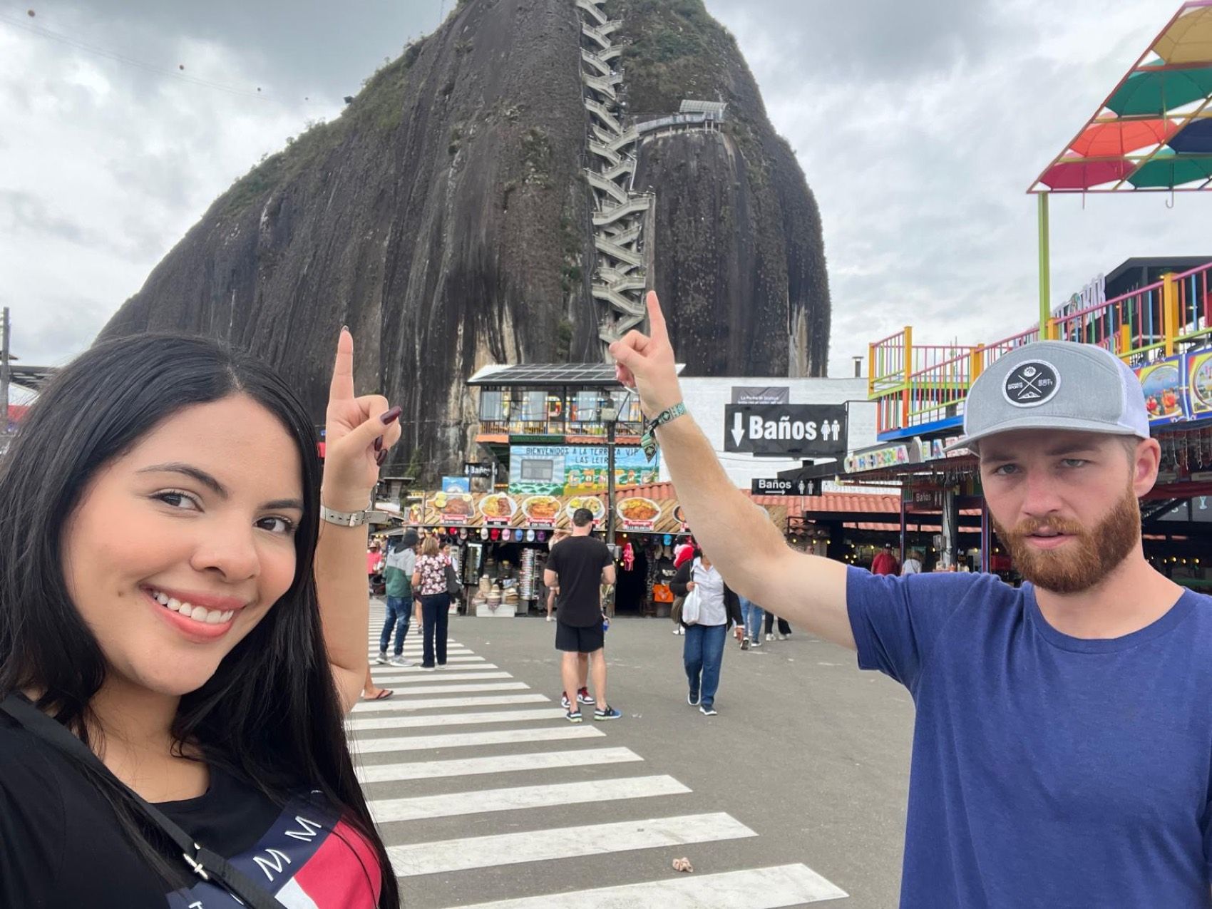 María y Connor frente a la Piedra del Peñol, Guatapé