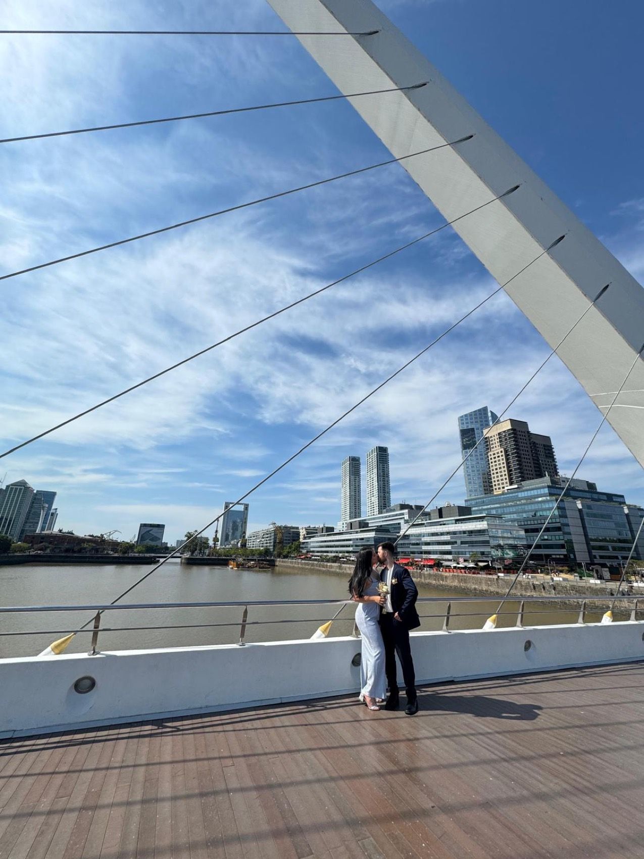 María y Connor en el Puente de la Mujer, Puerto Madero, Buenos Aires