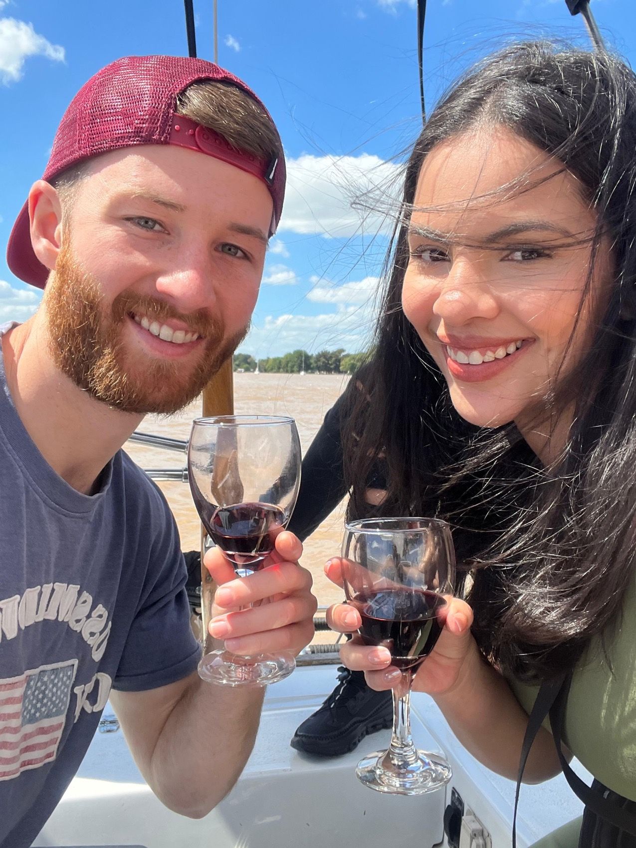 Brindis en velero por el Río de la Plata
